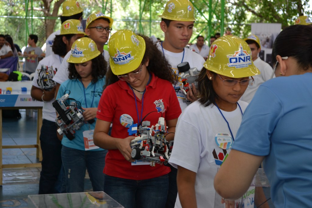 Este año la olimpíada de robótica nacional cumple 6 años. En esta foto jóvenes participantes de la  3ra edición realizada en el Colegio Centroamérica de Managua en 2019. (Foto Nicawomantech)