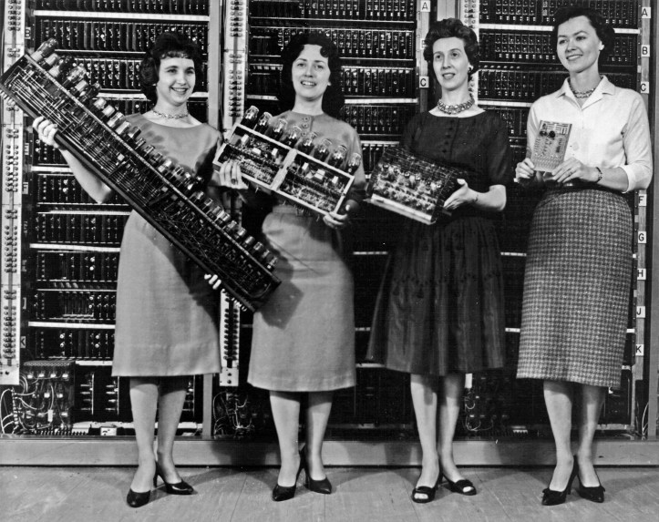 women_holding_parts_of_the_first_four_army_computers