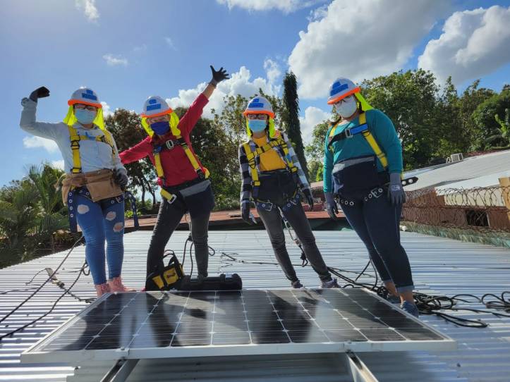 Mujeres nicaragüenses aprenden a vivir del sol
