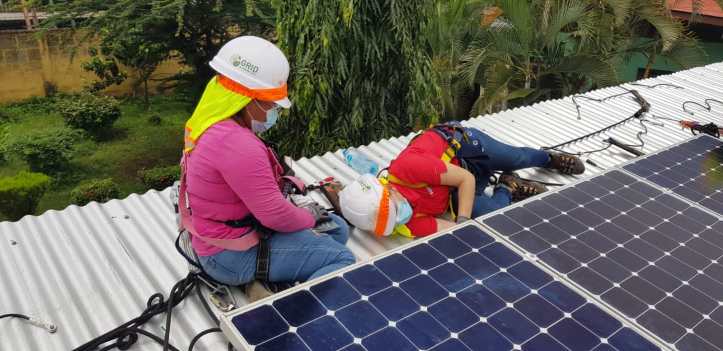 De ingeniera civil a técnica solar: la historia de Aura