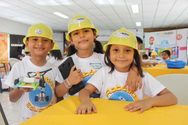 Más allá de los estereotipos:  niñas nicaragüenses están conquistando el mundo de la robótica educativa