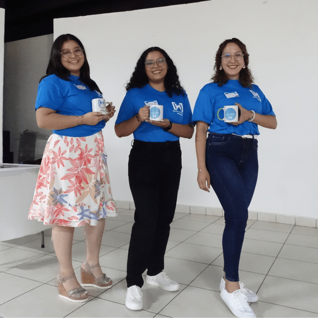 Paola junto a speakers del evento WTM 2023