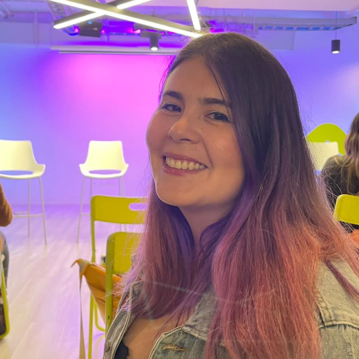 Leslie Herrera, un Viaje de Transformación: De Ingeniera Comercial a Desarrolladora Front End