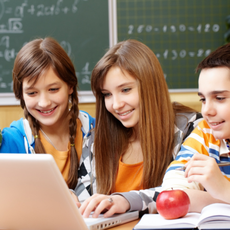 jovenes estudiantes frente a una computadora