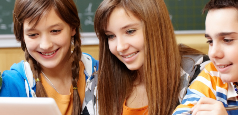 jovenes estudiantes frente a una computadora