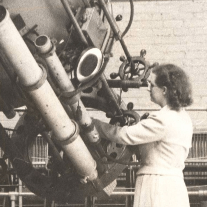 Nancy junto a telescopio.