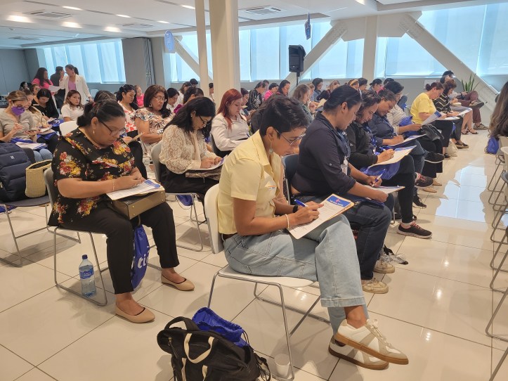 La educación digital es clave para el desarrollo social y económico, empoderando a niños, jóvenes, mujeres y docentes. Conoce en este artículo de opinión acciónes que ya se están realizando para brindar más oportunidades.