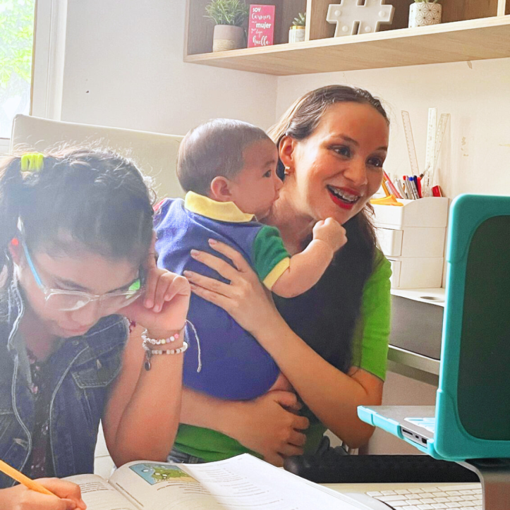 Cómo la Tecnología Ayuda a las Mamás Modernas: Consejos, Apps y Experiencias Reales