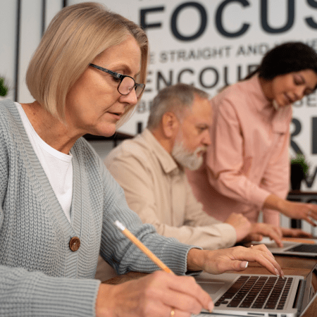 Mujer de 50 años trabajando en una computadora