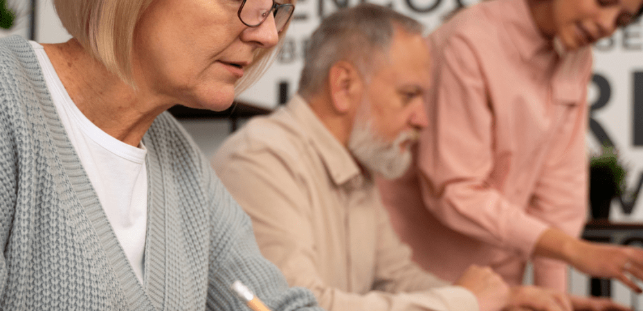Mujer de 50 años trabajando en una computadora