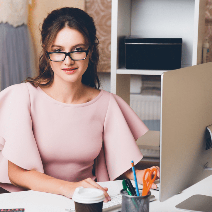 mujer emprendedora frente a computadora