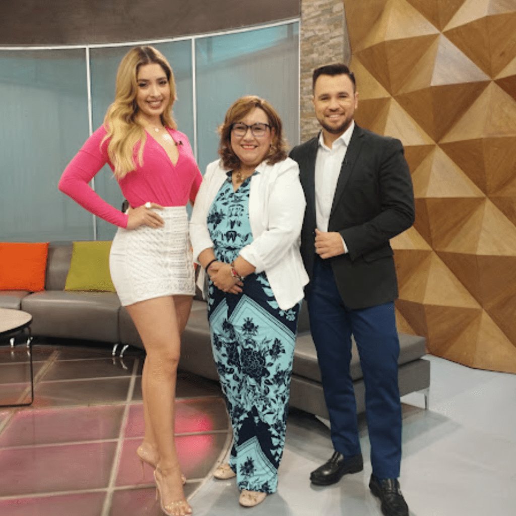 Karla visitando medios de comunicación