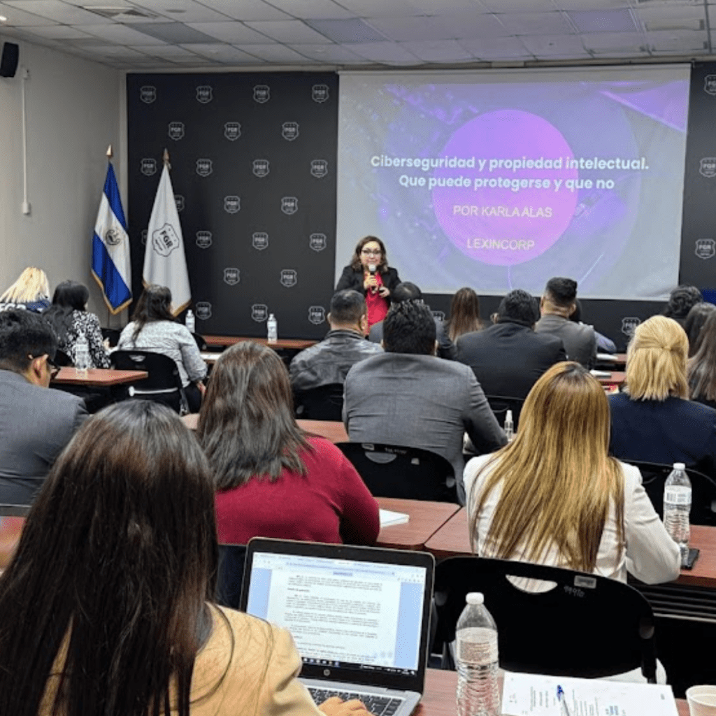 Karla Alas brindando una conferencia 