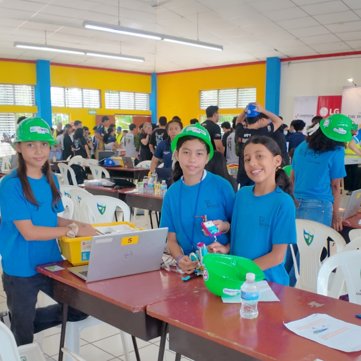 Niñas participando en la olimpiada de robotica 2025