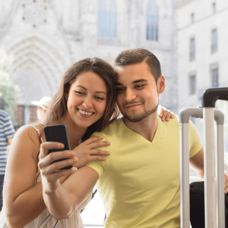 personas de viaje con un telefono movil en la mano