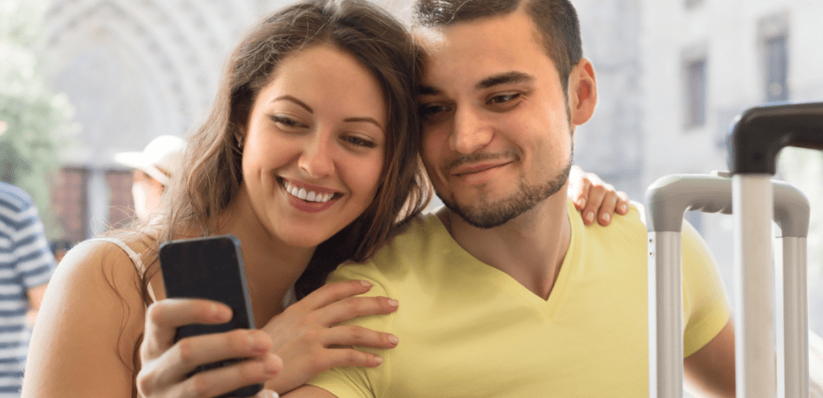 personas de viaje con un telefono movil en la mano