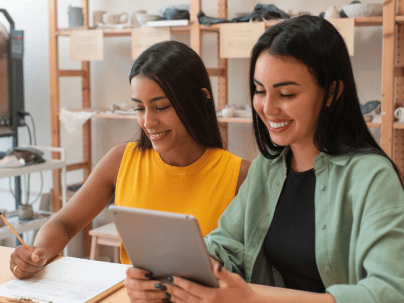Cerrando brechas digitales: mujeres emprendedoras rurales transforman su futuro con educación tecnológica
