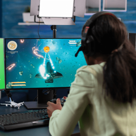 Joven creando un videojuego en su computadora