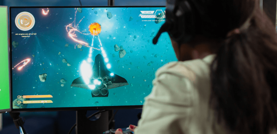 Joven creando un videojuego en su computadora